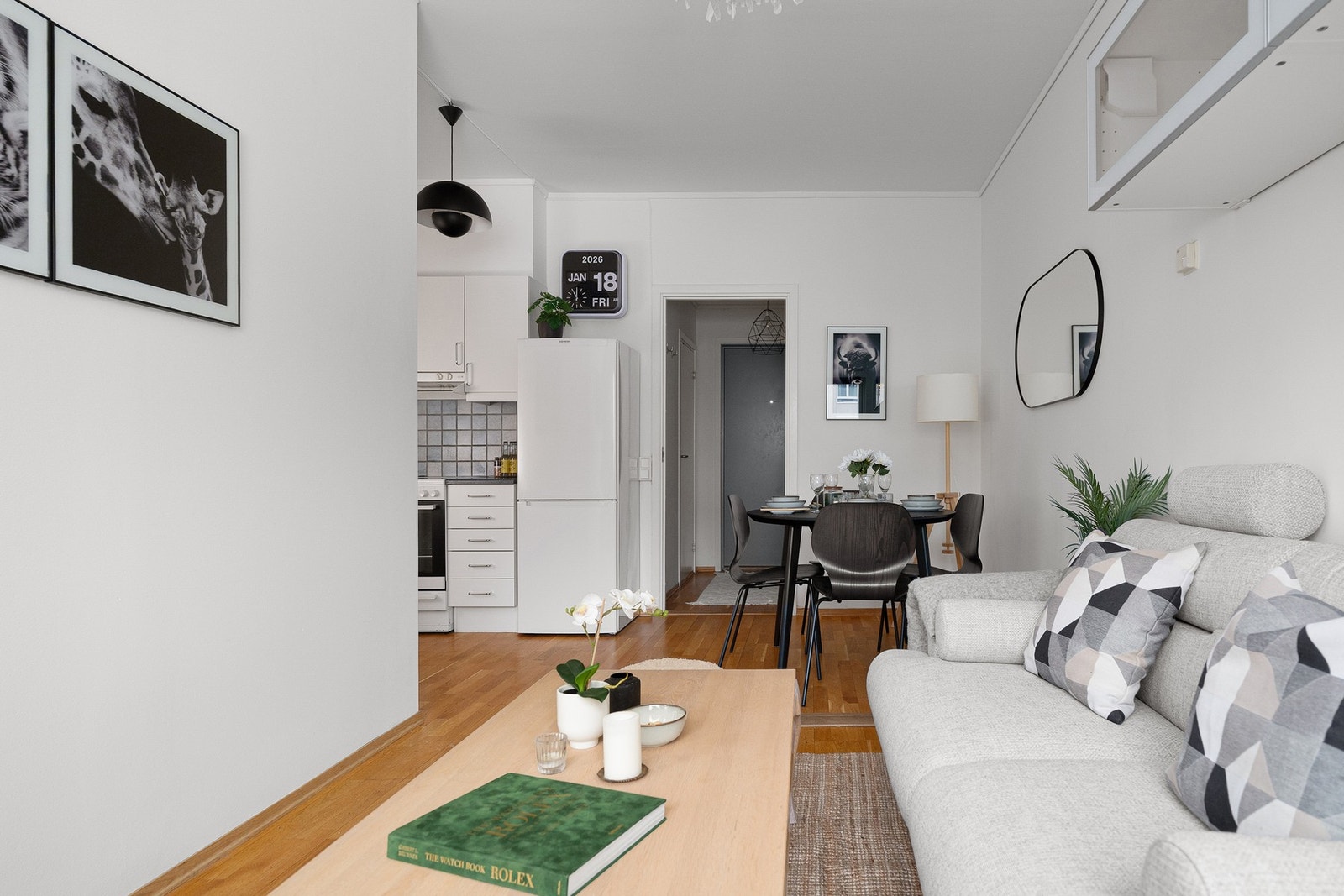 Kjøkkenet ligger i åpen og sosial løsning til stuen. Galleribilde