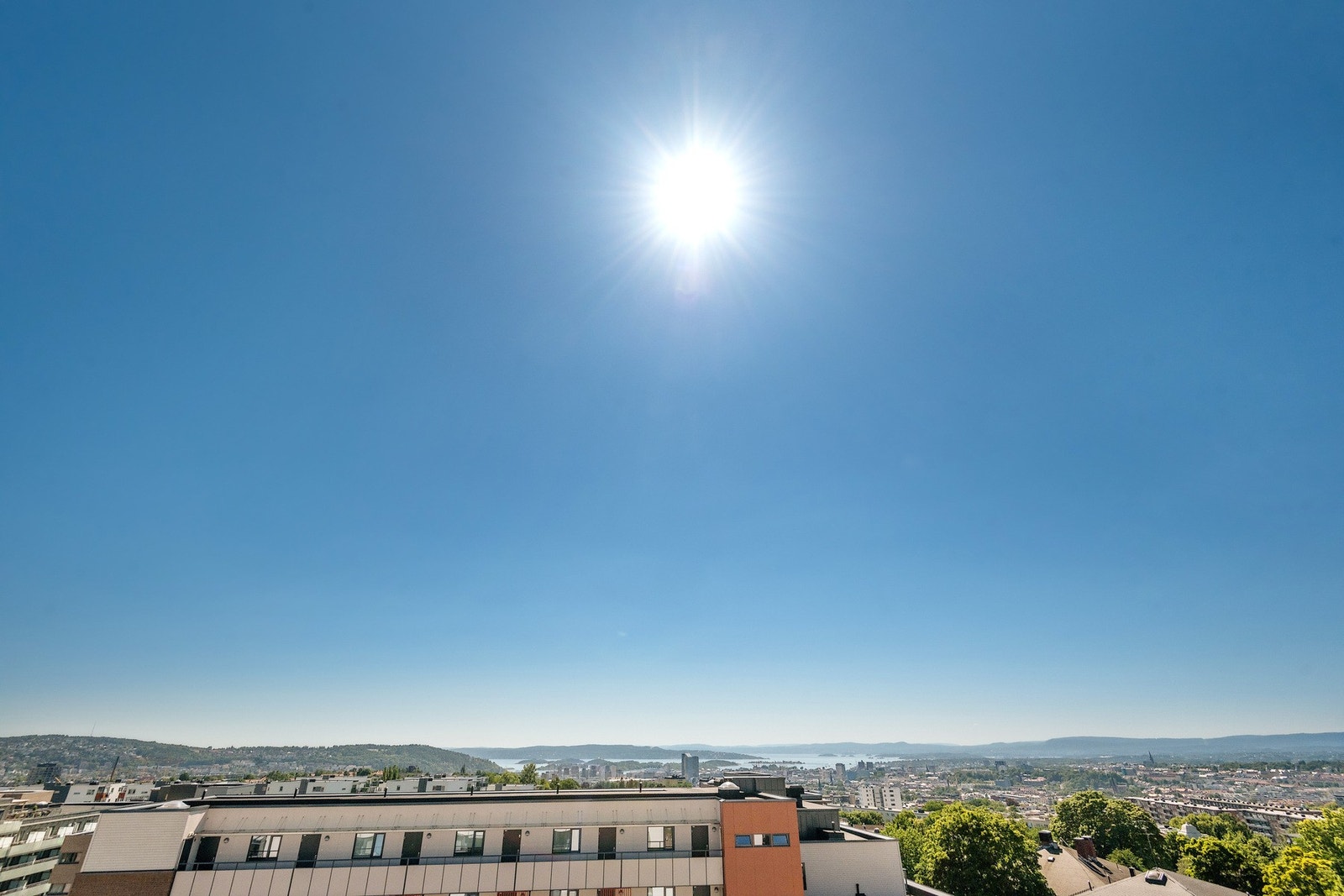 Fra takterrassen er det fantastisk panoramautsikt og supre solforhold. Galleribilde