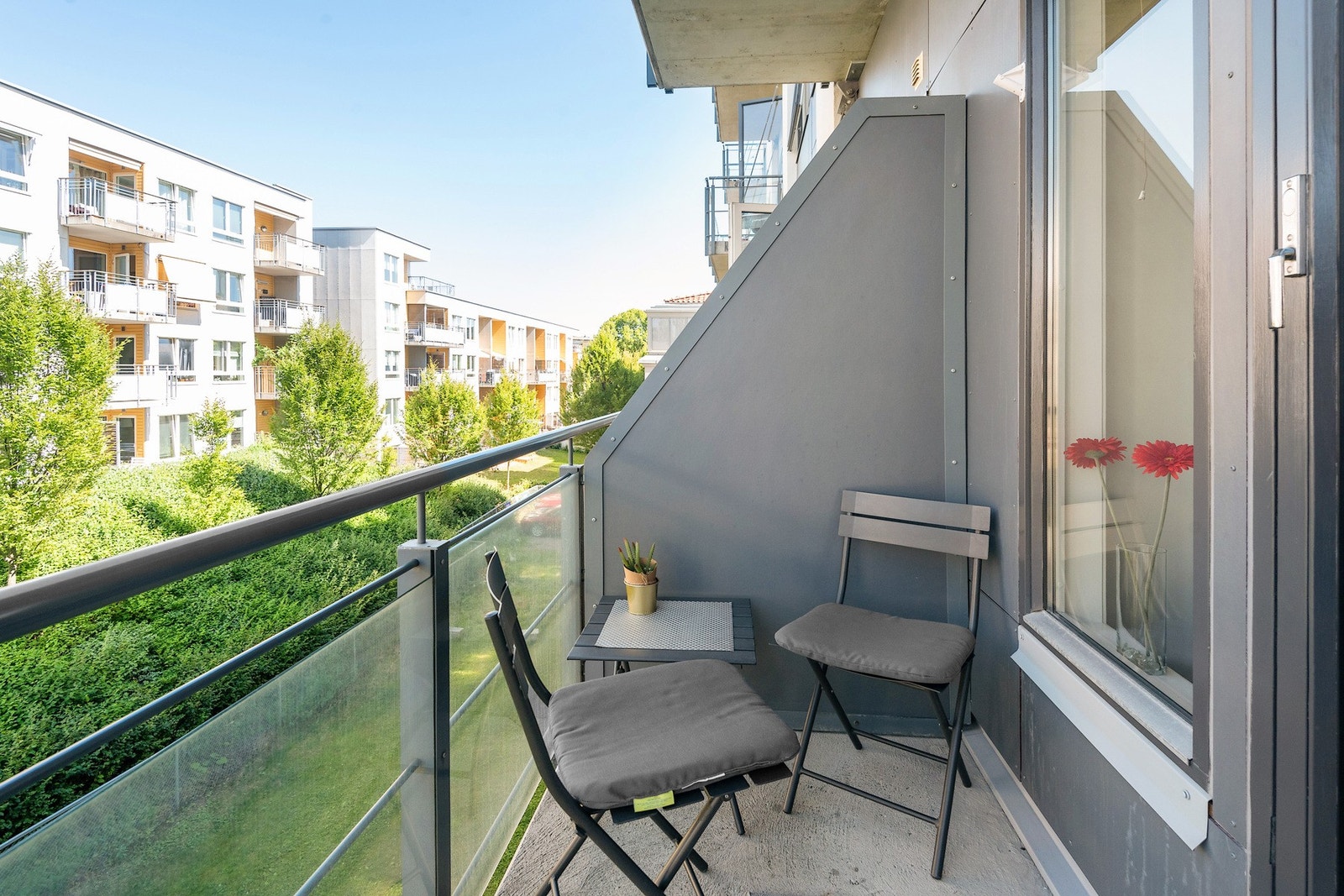 Balkong på sommertid. Galleribilde
