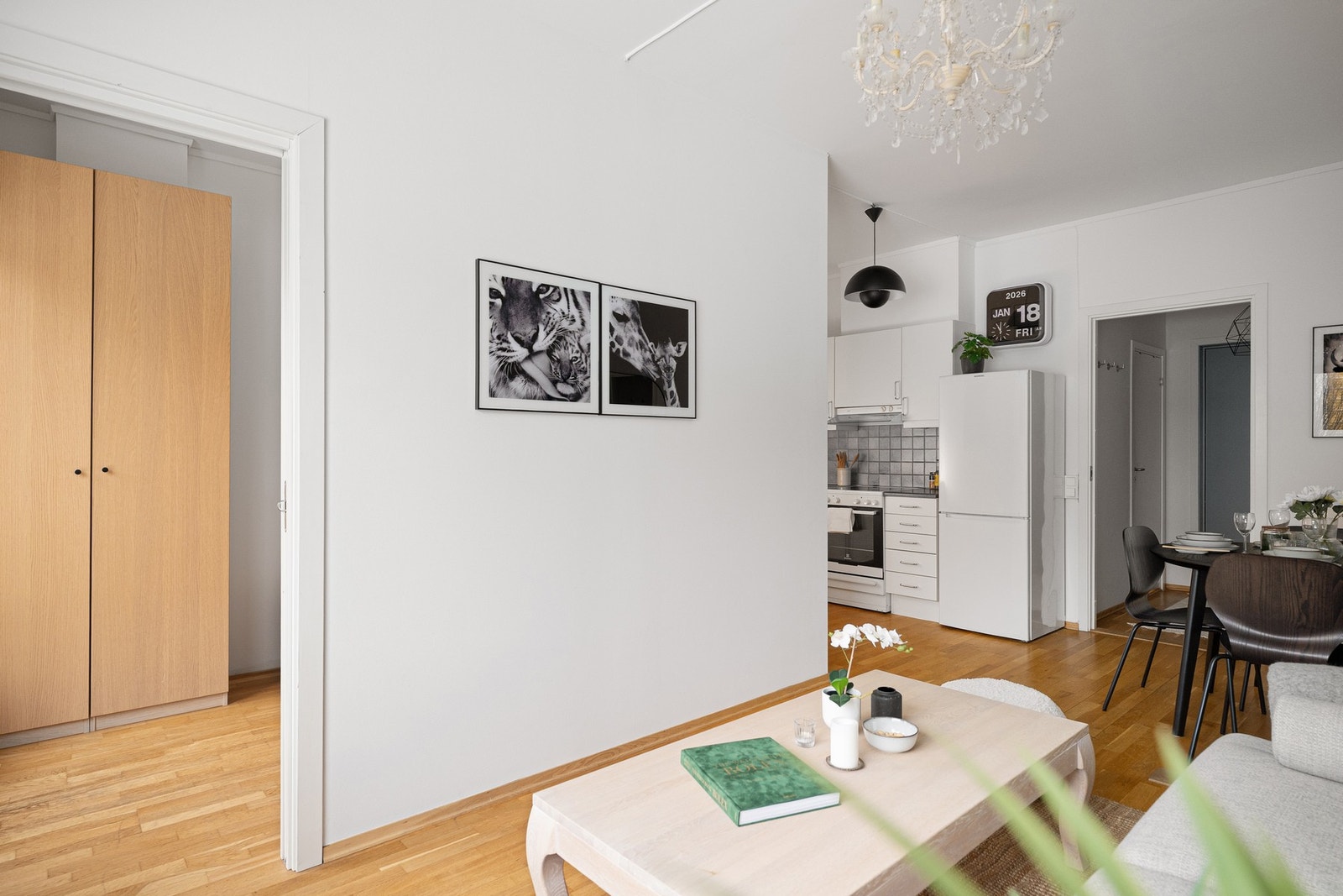 God plass til både sofagruppe og tilhørende TV-møblement. Galleribilde