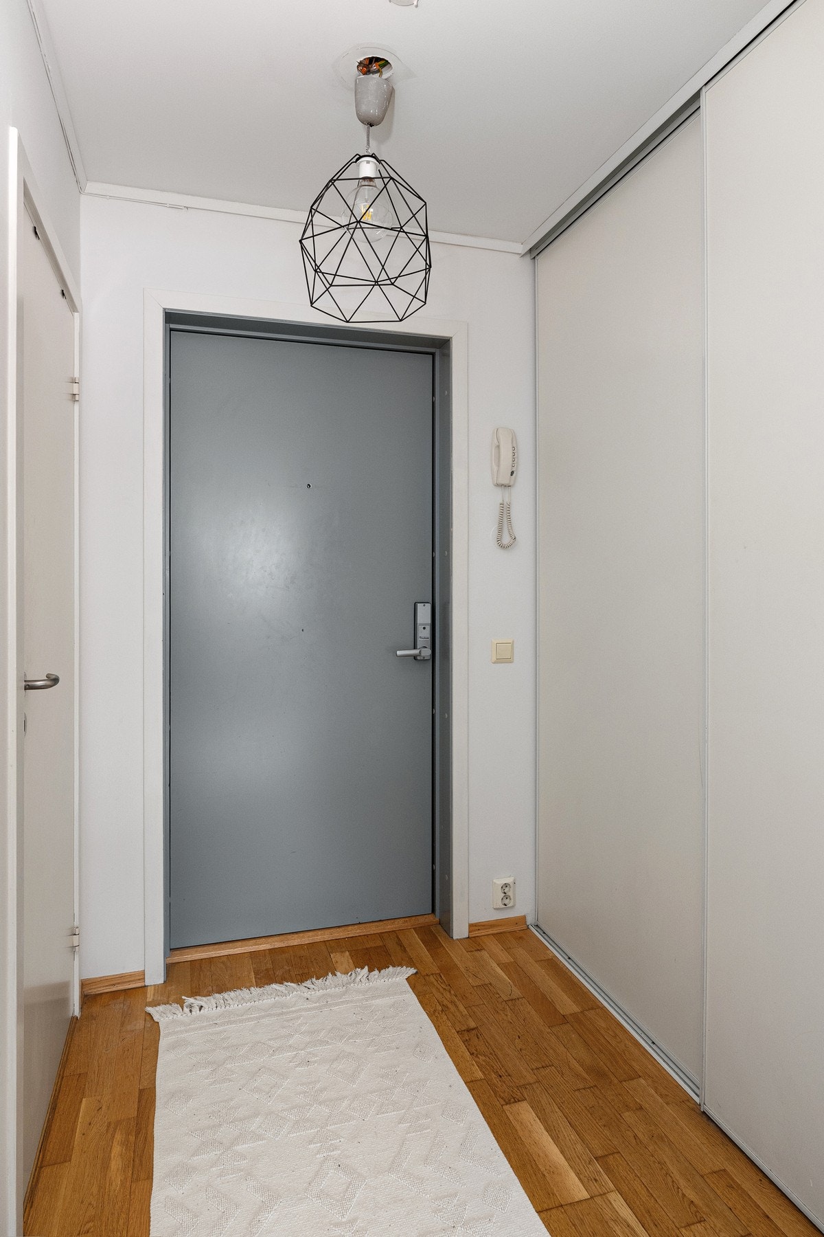 Lys og innbydende entré med god oppbevaringsplass i plassbygget garderobeskap. Galleribilde