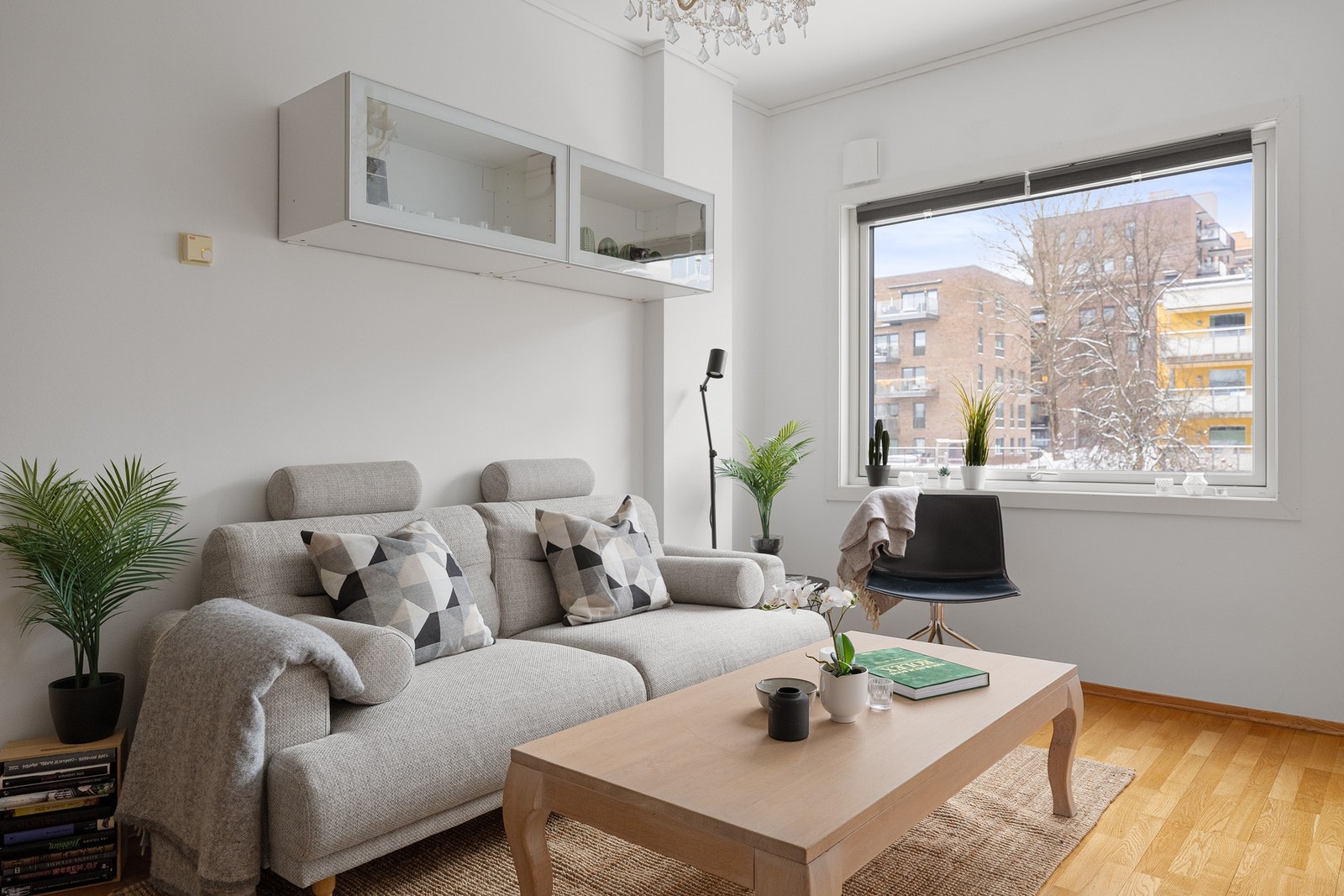 De store vindusflatene gir godt med naturlig lys til boligen. Galleribilde