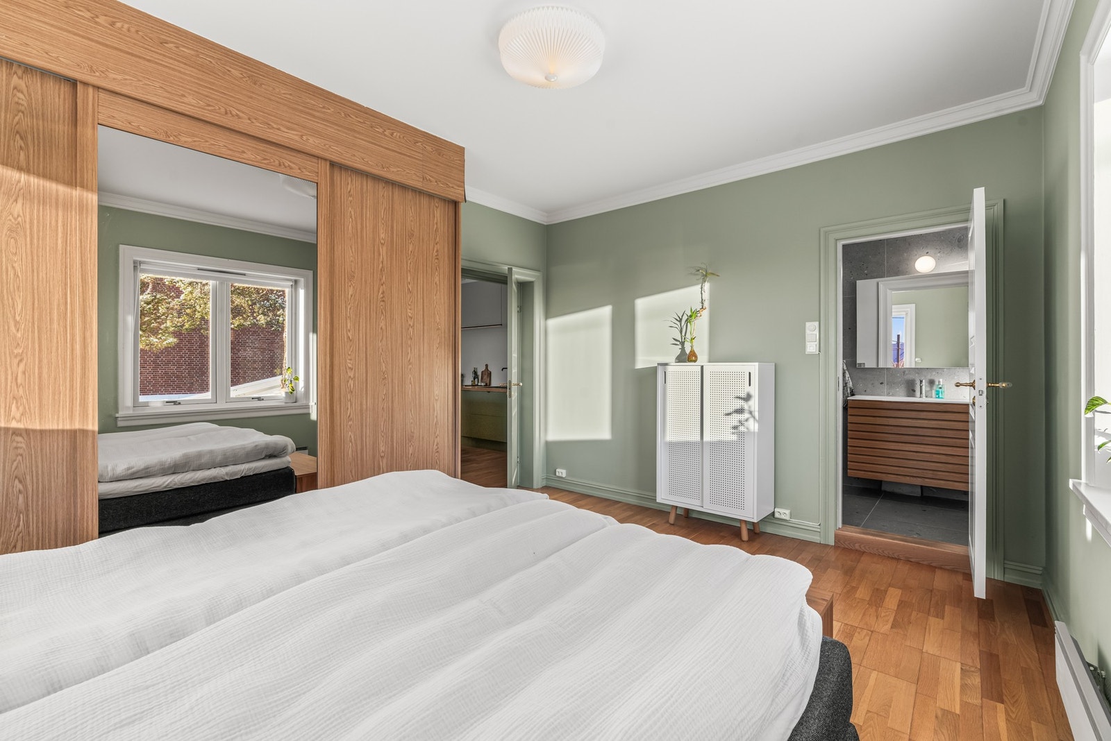 Hovedsoverommet er utstyrt med et stort garderobeskap og har ellers fin plass til dobbeltseng og nattbord. Galleribilde