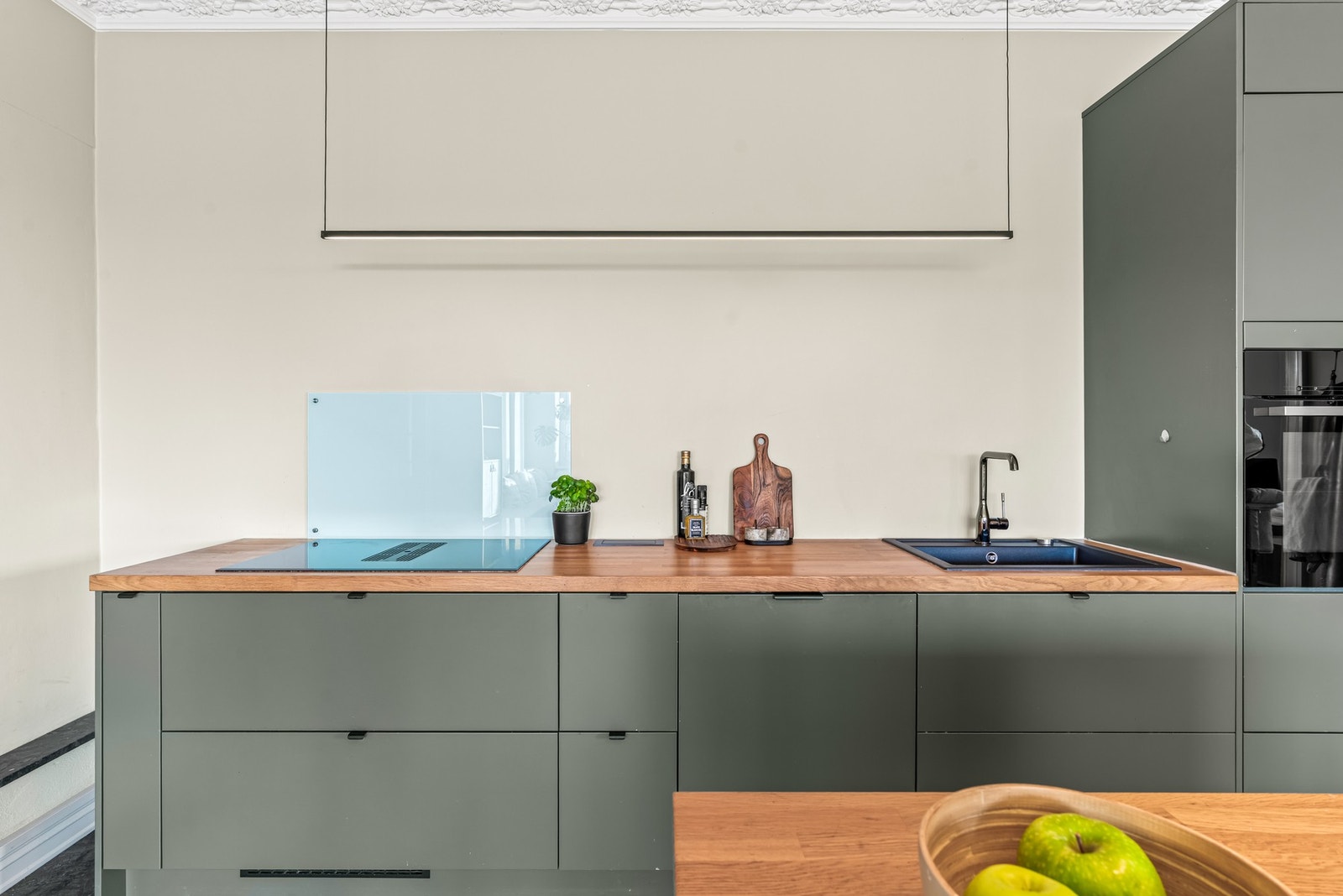 Her er det integrerte hvitevarer, samt platetopp med integrert kullfilter og komfyrvakt. Det er også installert automatisk lekkasjestopper. Galleribilde