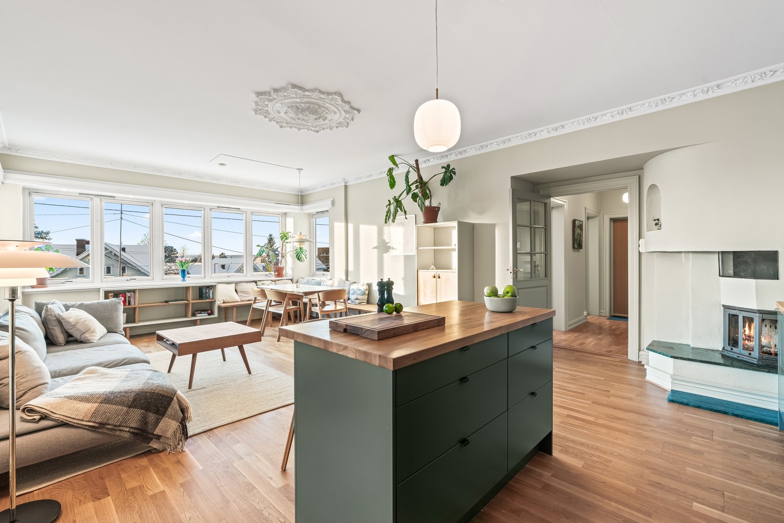 Velkommen til en stilren, luftig og innbydende 4-roms hjørneleilighet i 1. etasje med en stor, solrik terrasse og parkeringsplass. Svært sentral beliggenhet. Galleribilde