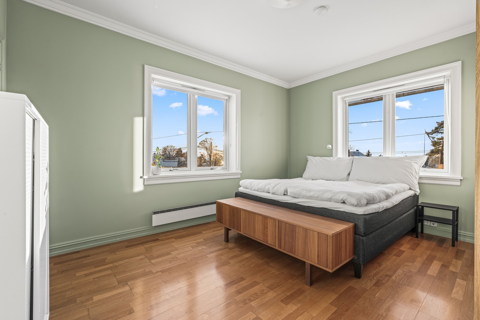 Det er tre gode soverom i leiligheten, og alle har store vinduer som sørger for rikt, naturlig lysinnslipp. Galleribilde