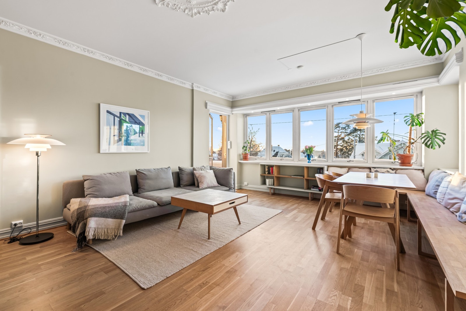 I den romslige stuen er det god plass til sofagruppe, tv-/mediestasjon og spisebord. Galleribilde