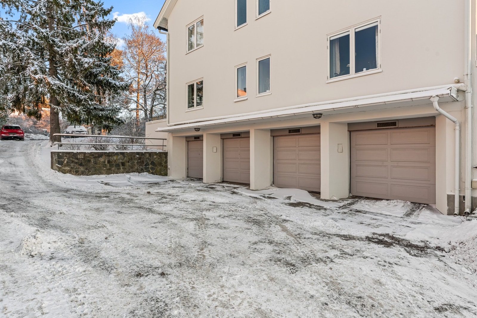 Det er også mulighet for å leie garasjeplass av borettslaget. Disse leies ut etter venteliste. Galleribilde