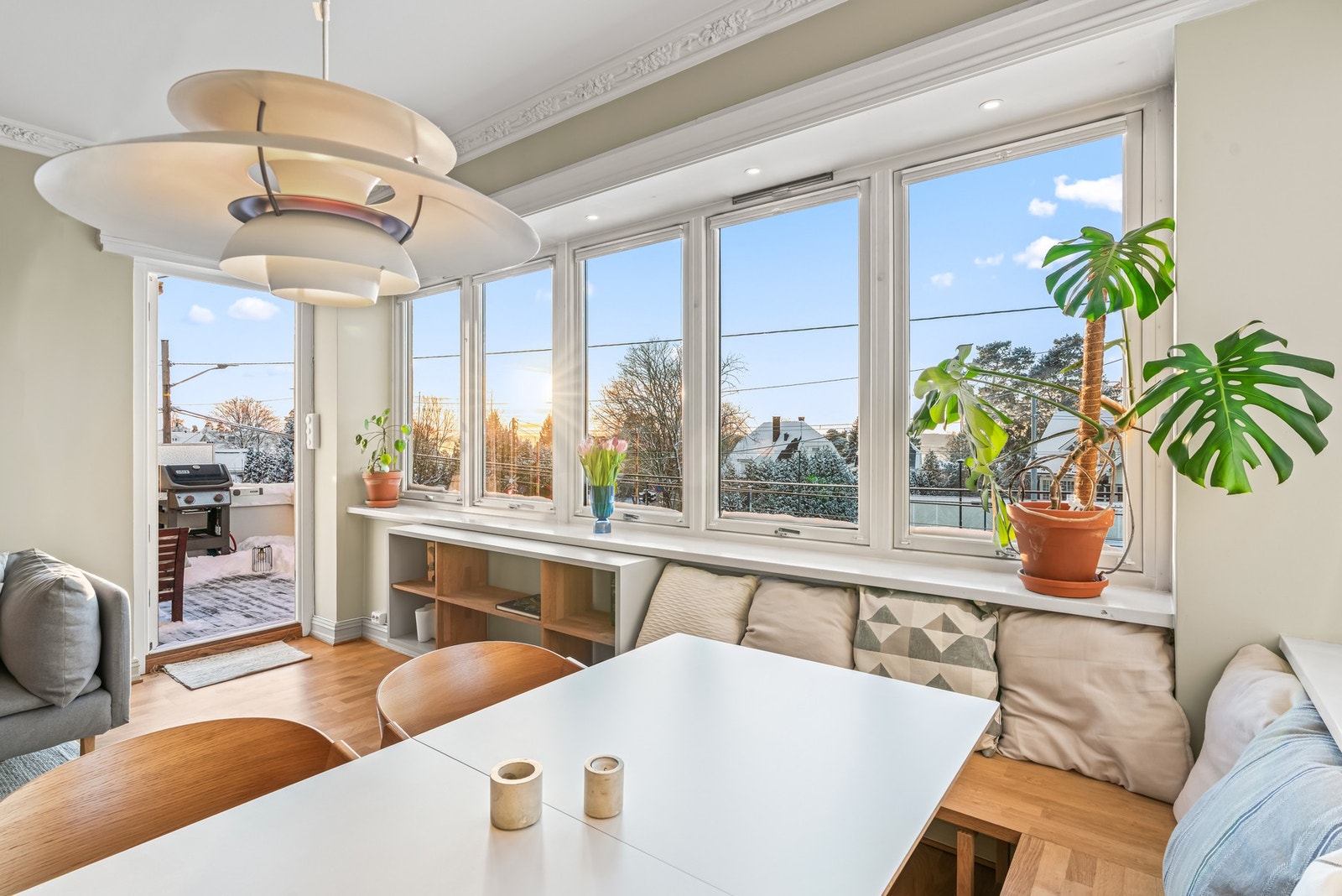 Store vindusflater mot sydvest gir godt med naturlig lysinnslipp. Galleribilde