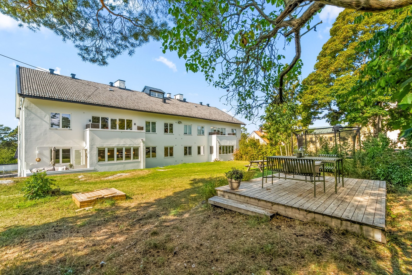 På østsiden av bygget er det en stor og grønn felleshage med fine solforhold. Galleribilde