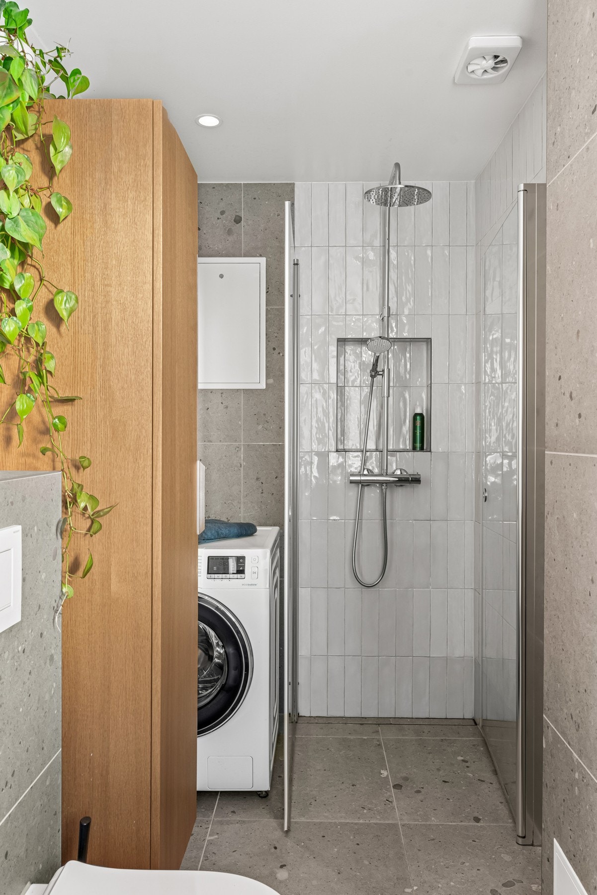 Her er det en adskilt dusjsone med hyllenisje og to skyvbare dører av glass. Det er også opplegg for vaskemaskin. Galleribilde