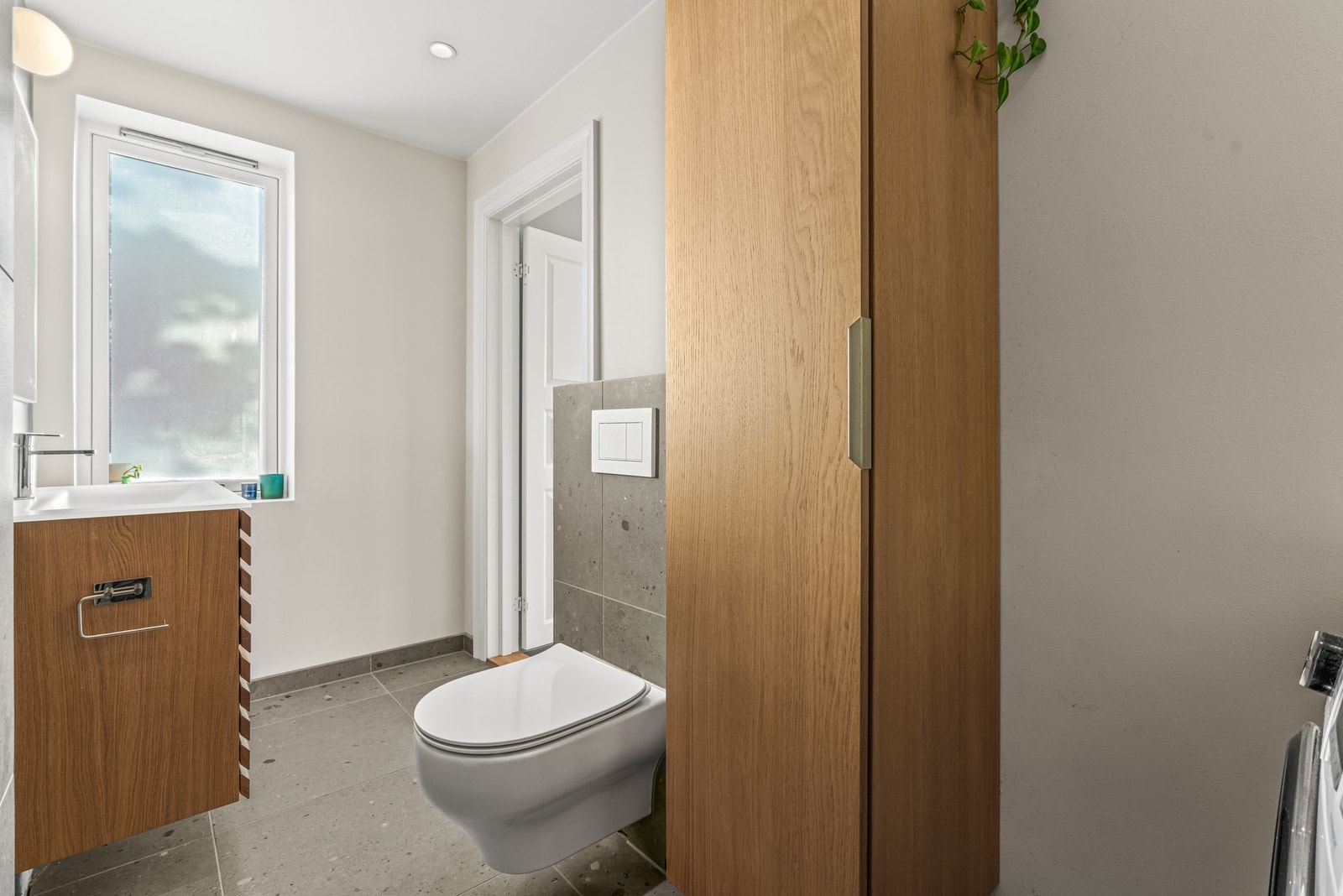 For lagring er det et fritthengt skap med god plass til oppbevaring av baderomsartikler. Galleribilde