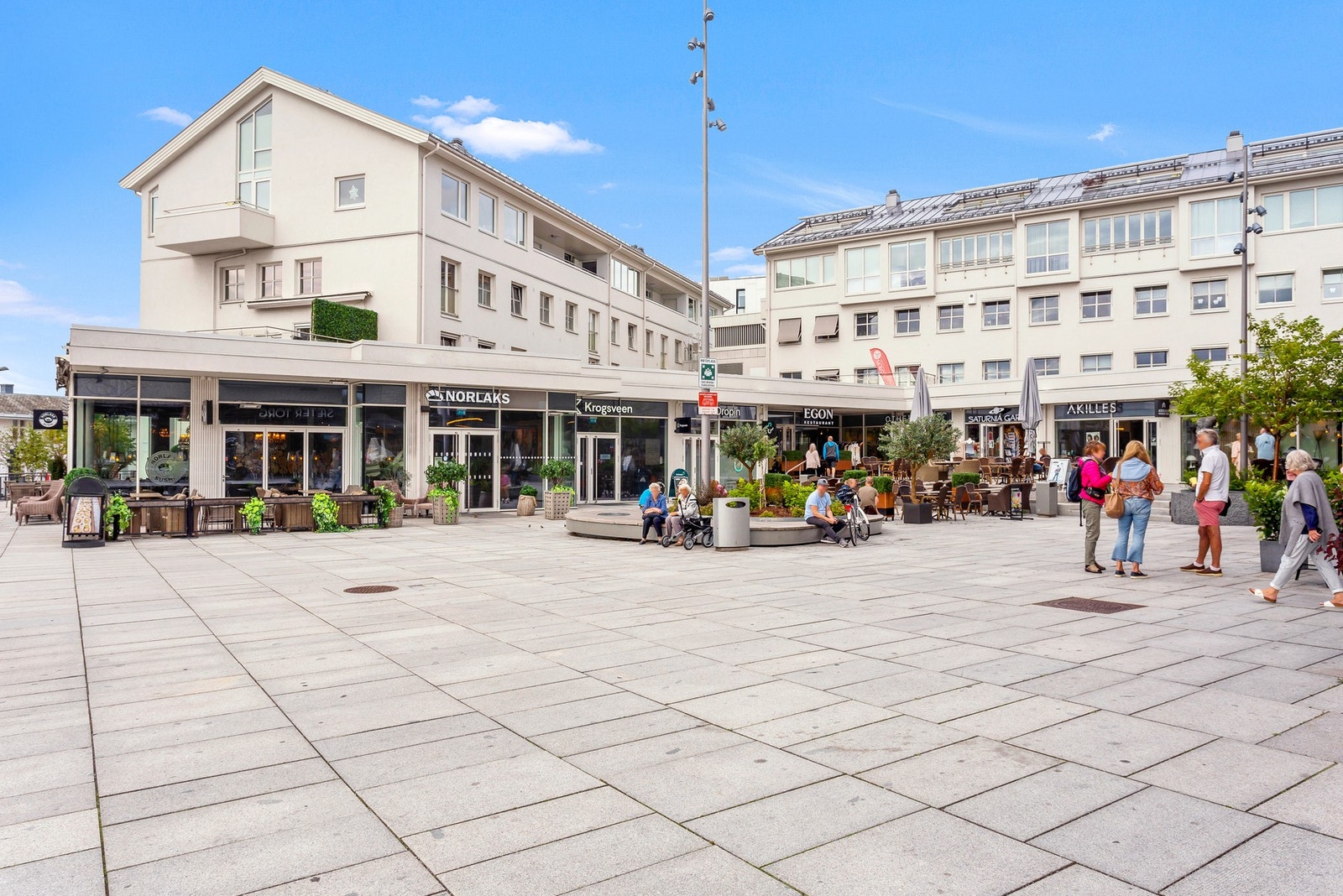 Sæter ligger ca. 1,3 km fra eiendommen. Her finner du bla. flere gode caféer med hyggelige uteserveringer. Galleribilde