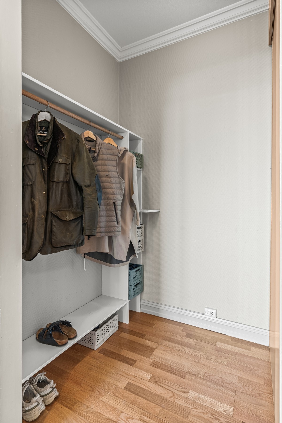 Smart garderobenisje i gangen. For ytterliggere oppbevaring disponerer leiligheten bod i kjeller og på loft på til sammen ca. 13 kvm. Galleribilde