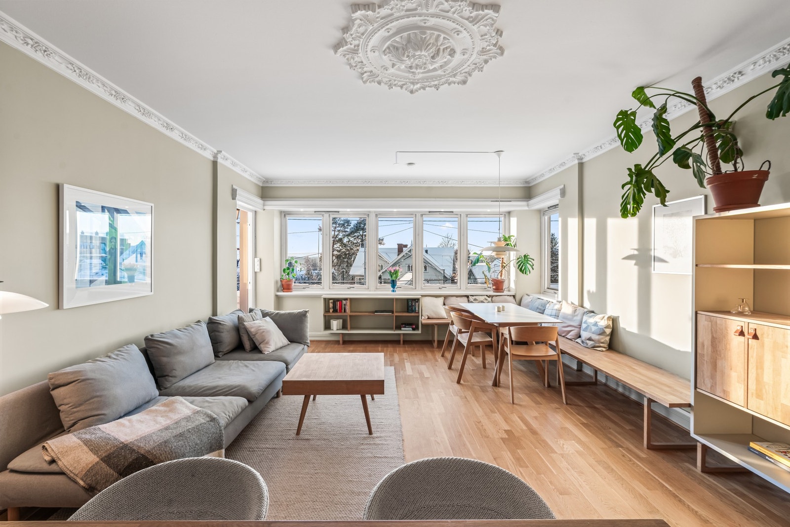 Leiligheten ble omfattende oppusset i 2022 og fremstår med moderne farge- og materialvalg. Gjennomgående god standard. Galleribilde