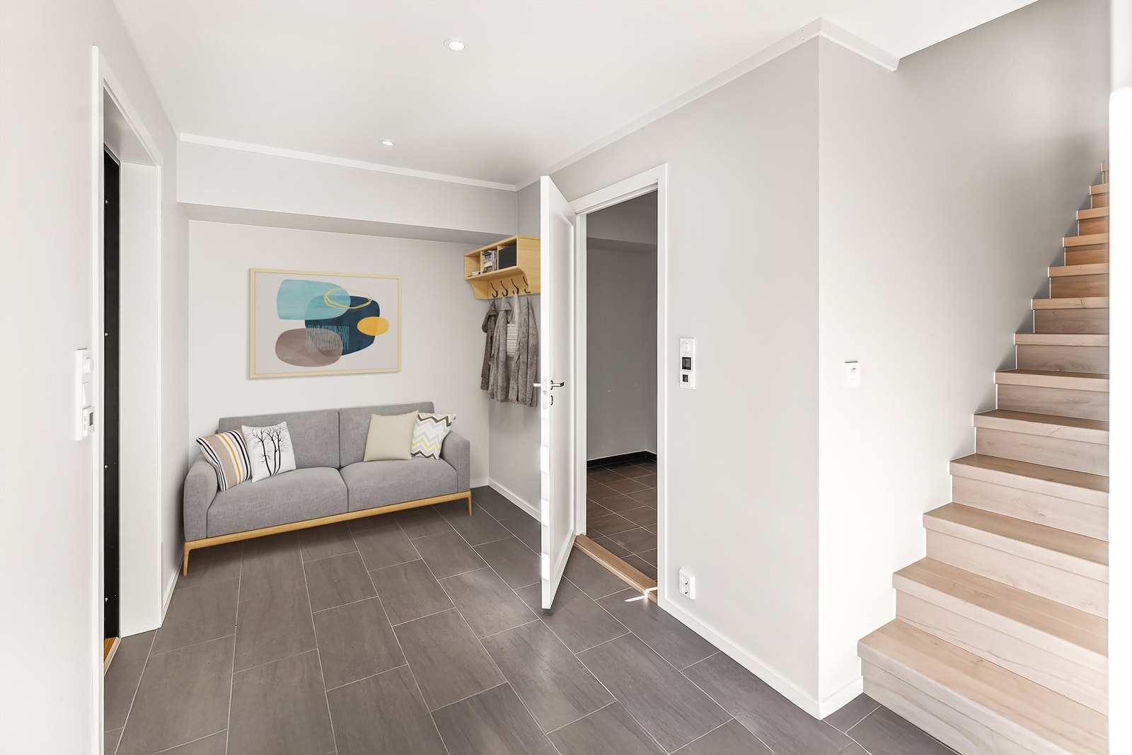 Gang i underetasje - Her er det også adkomst via vaskerom/teknisk rom og videre ut direkte til carport, en løsning som verdsettes høyt i hverdagen - spesielt på dager med regn, snø eller når handleposene er tunge Galleribilde