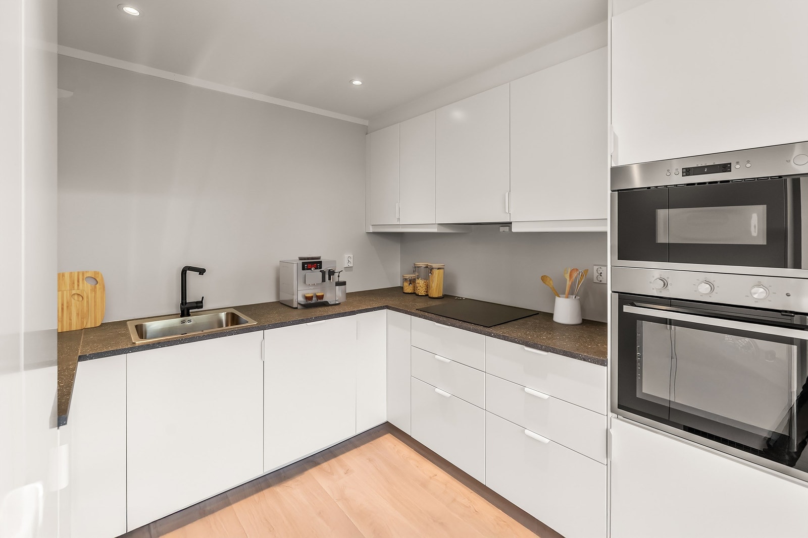 Både praktisk og funksjonelt ( noe mørkere kjøkken på herværende eiendom) Galleribilde