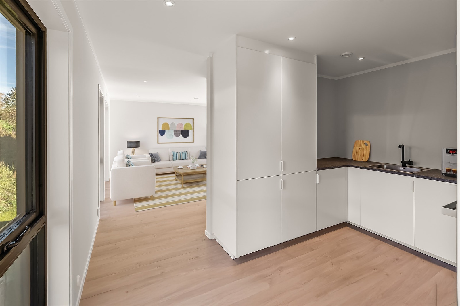 Fra kjøkken er det også direkte adkomst til stor terrasse (noe mørkere kjøkken på herværende eiendom) Galleribilde