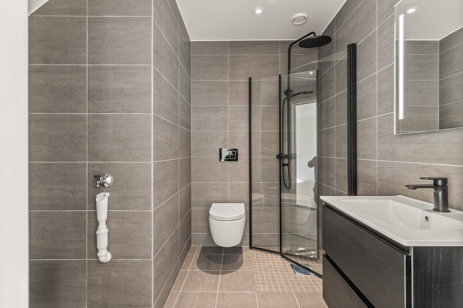 Bad/wc tilknyttet stue i underetasje - Her er det også klargjort for oppkopling til vaskemaskin Galleribilde