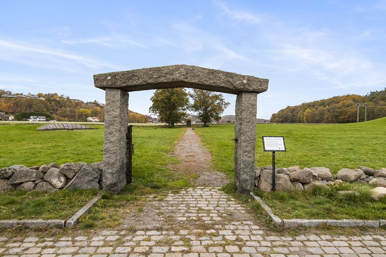 Eiendommen ligger i umiddelbar nærhet til Gokstadhaugen, et populært turområde som tiltrekker seg både store og små året rundt Galleribilde