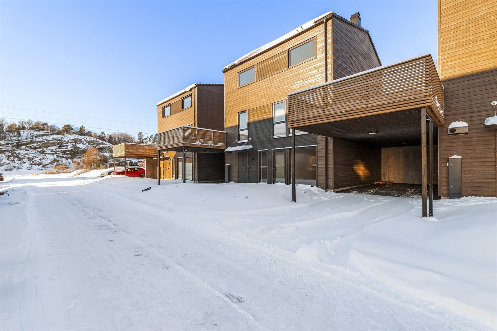 Dette er en sjeldent attraktiv mulighet - en nybygd enebolig på hele 170 kvm med 3 bad, 3 soverom og separat vaskerom, til en pris under 5.600.000,-. En kombinasjon av størrelse, standard og pris man sjelden ser i dagens marked. Galleribilde