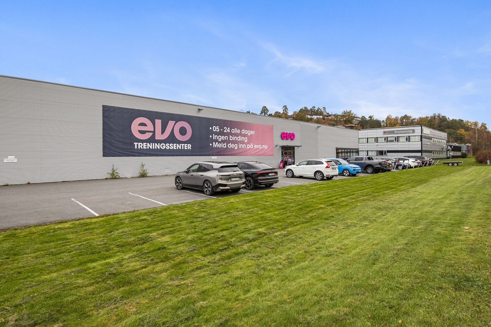 Bare en kort spasertur unna finner du Unneberg barneskole, et trygt og godt skolested for de yngste Galleribilde