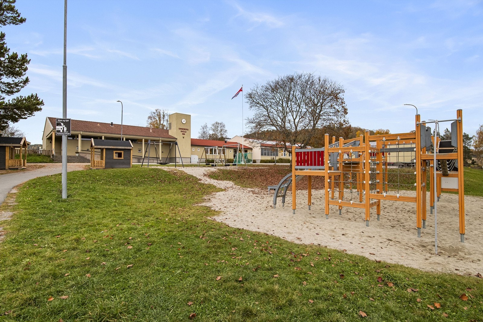 For de aktive barna er det også et flott lekeområde med moderne lekeapparater, samt ballbinge som benyttes flittig etter skoletid Galleribilde