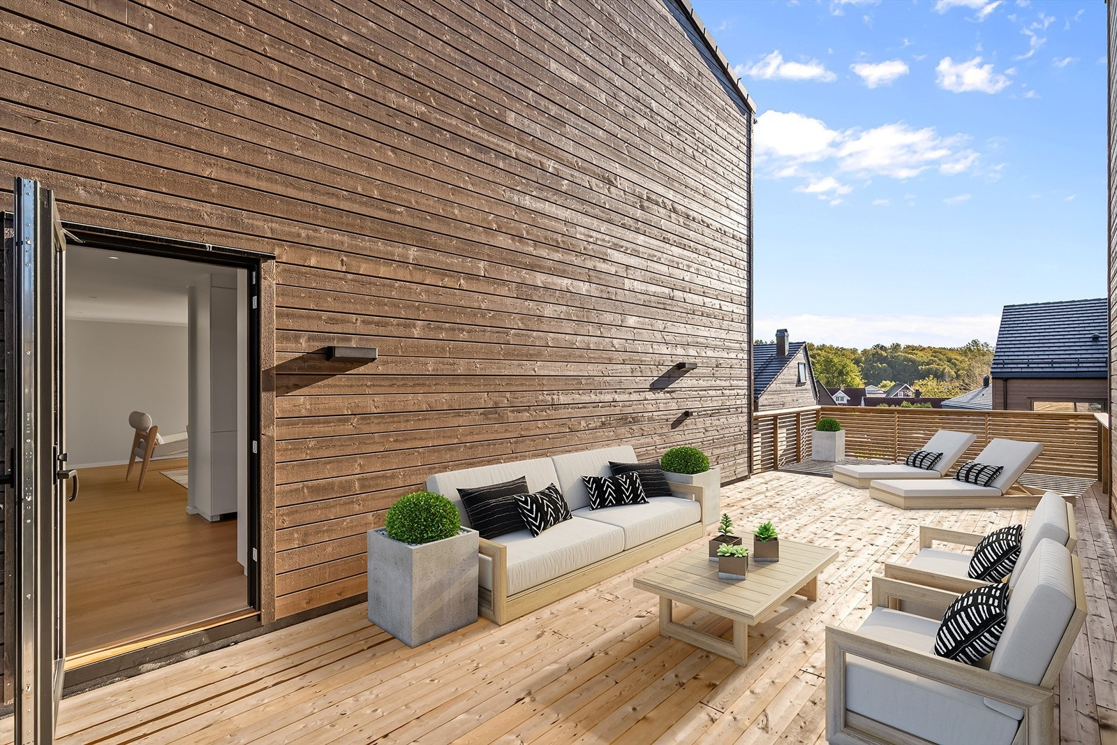 Den særdeles romslige terrassen er godt skjermet og gir en lun og privat atmosfære - ideell for hyggelige grillkvelder Galleribilde