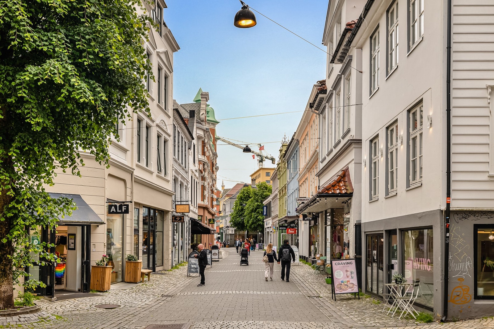 - Coop Extra, Kiwi, Rema 1000 og søndagsåpne Bunnpris ligger tre minutters gange fra leiligheten - Galleribilde