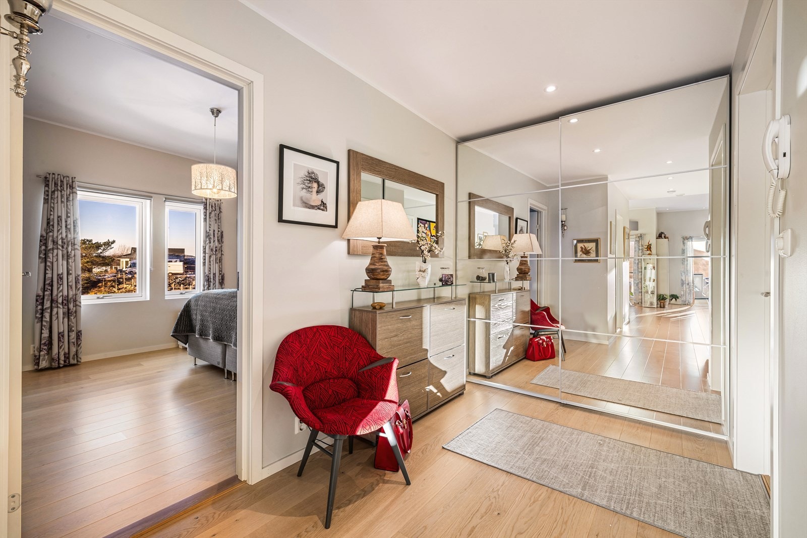 Romslig entré med god skapplass til yttertøy. Galleribilde