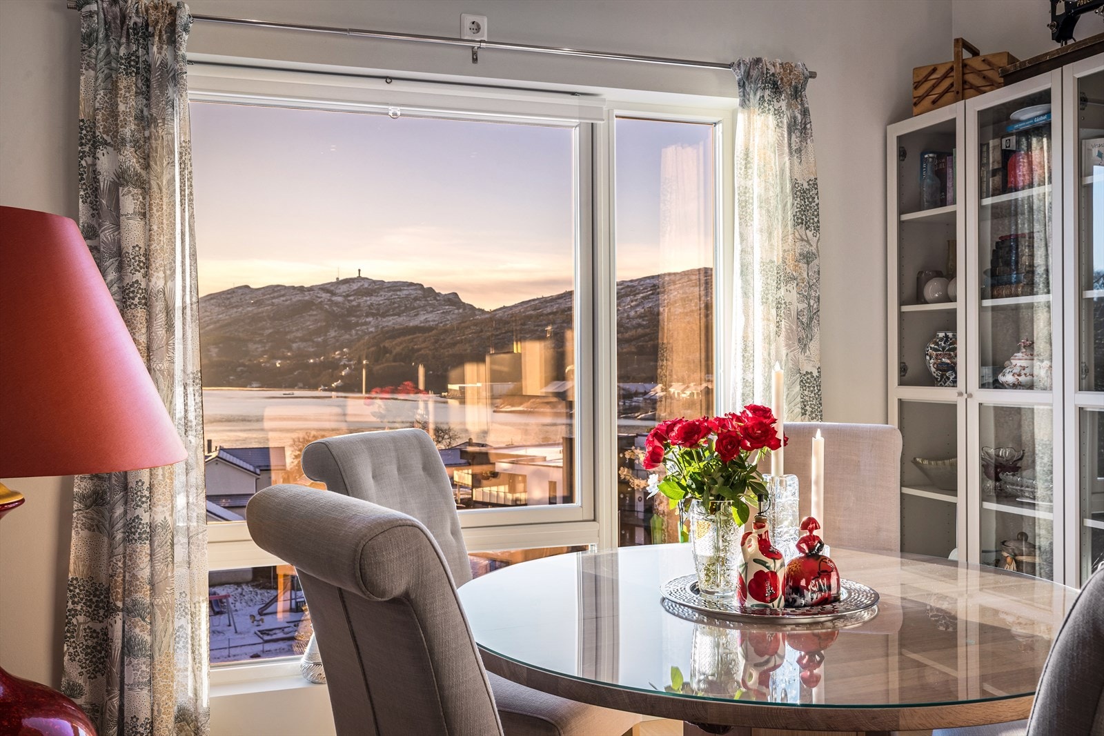 Det er også plass til ekstra oppbevaring ved spisegruppen. Galleribilde