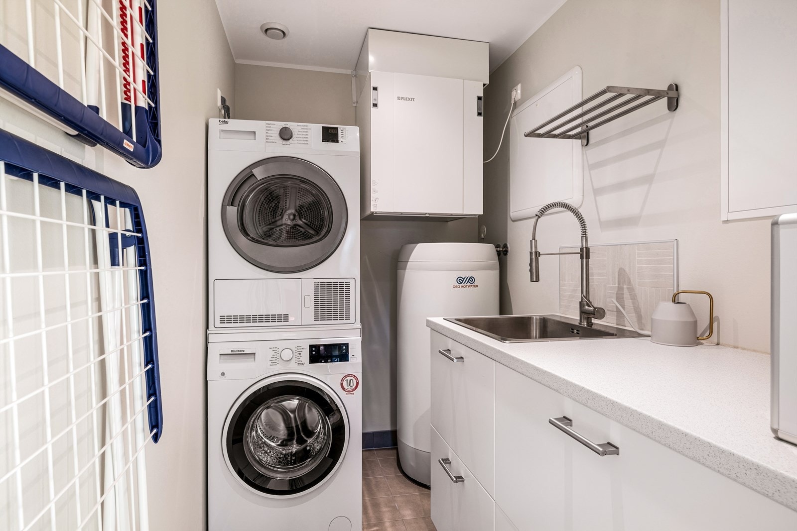 Vaskerommet er pent utformet med flislagt gulv og innredning. Galleribilde