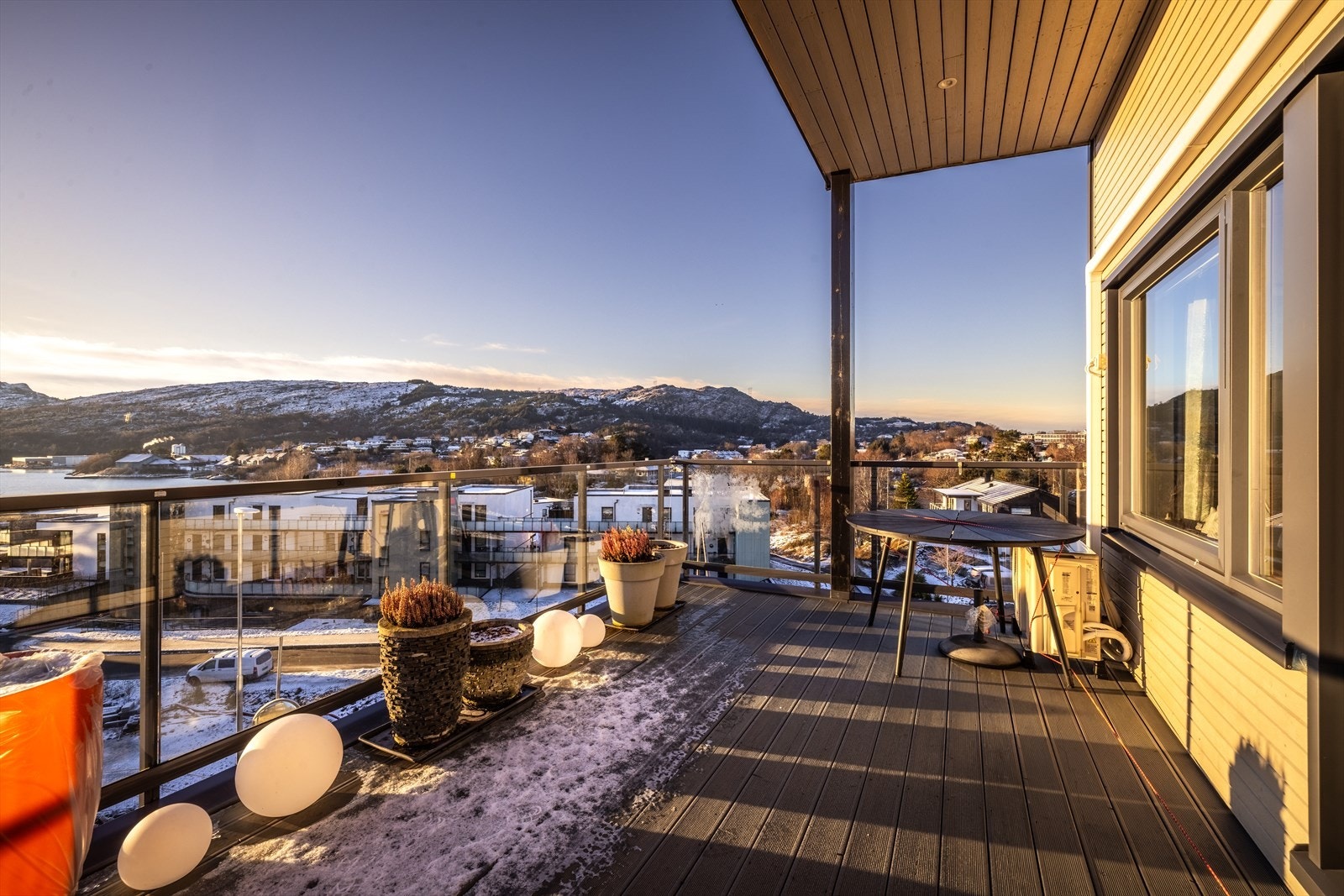 Her er det god plass til ønsket utemøblement. Galleribilde