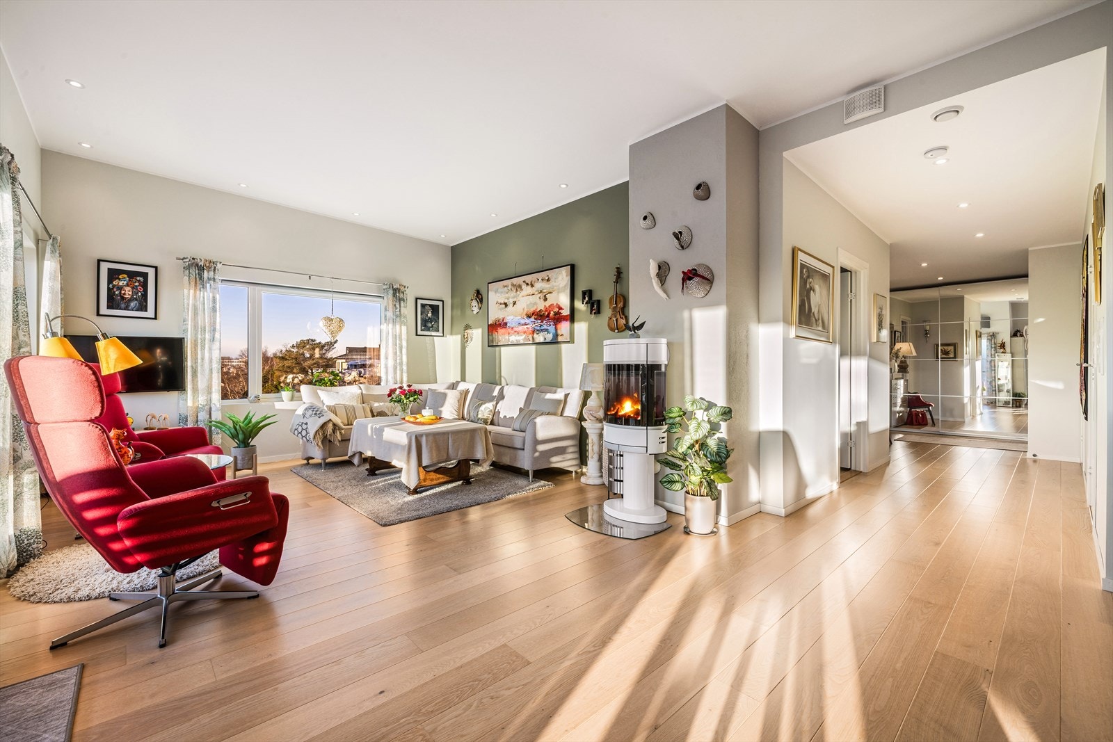 Stuen er romslig med god plass til sofagruppe, og har både balansert ventilasjon og varmepumpe. Galleribilde