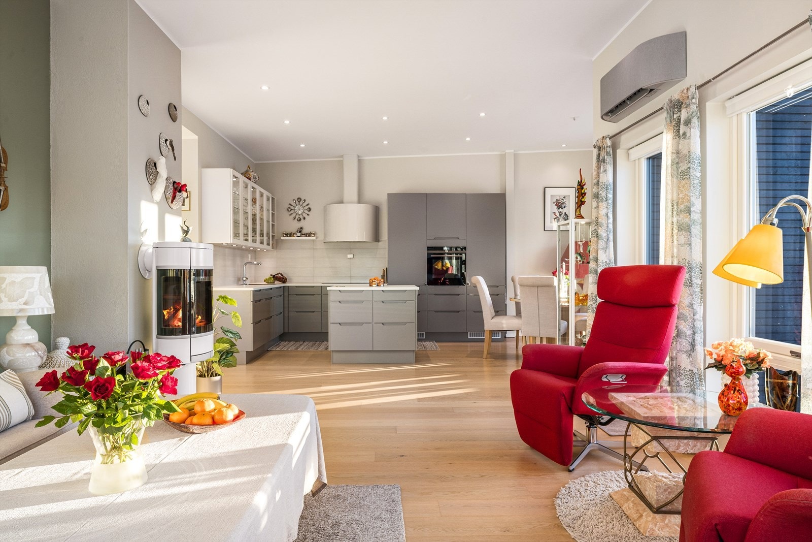 Kjøkkenet er levert av HTH og har glatte fronter med gripekant. Galleribilde