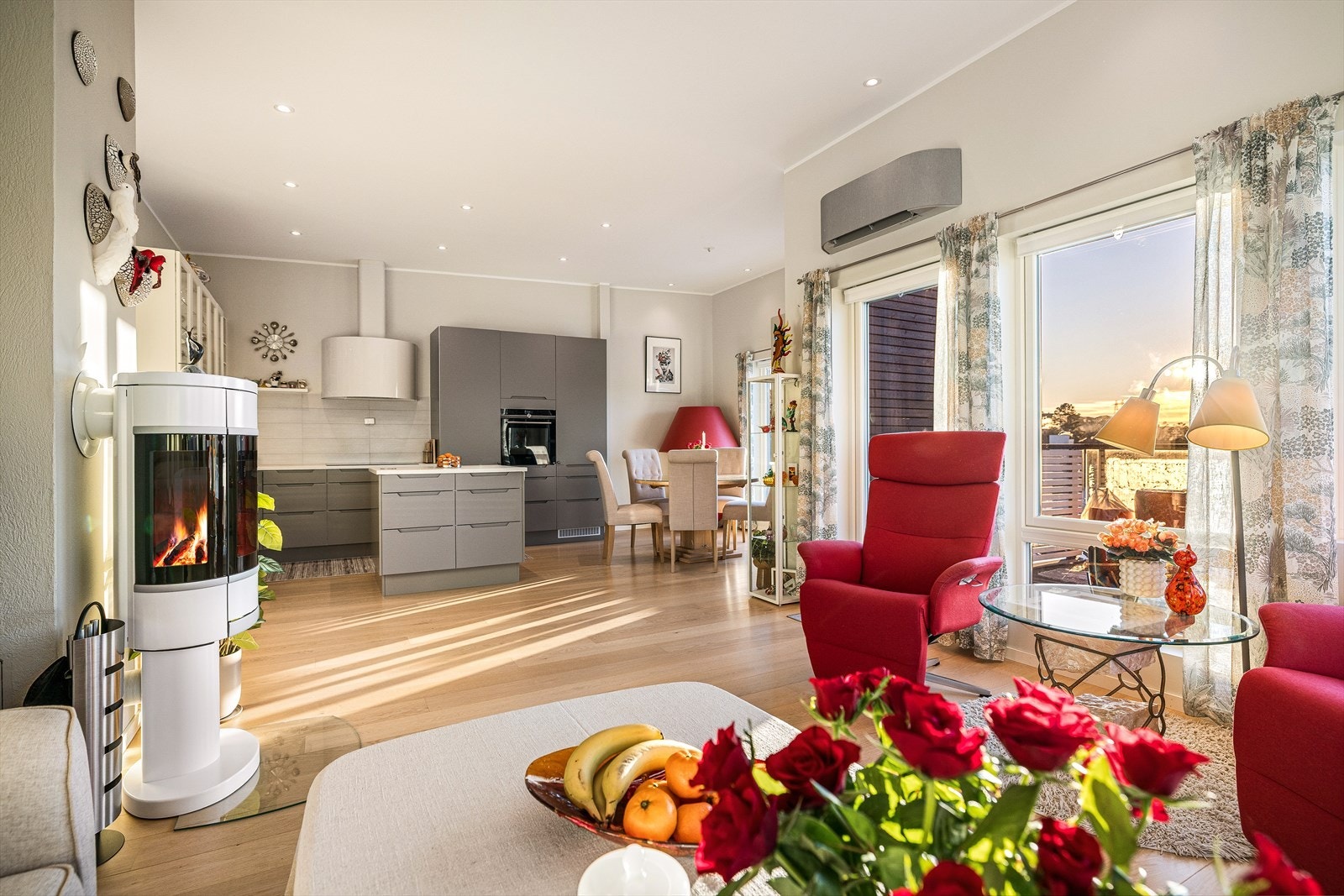 Boligen har en åpen stue- og kjøkkenløsning med store vindusflater og godt lysinnslipp. Galleribilde