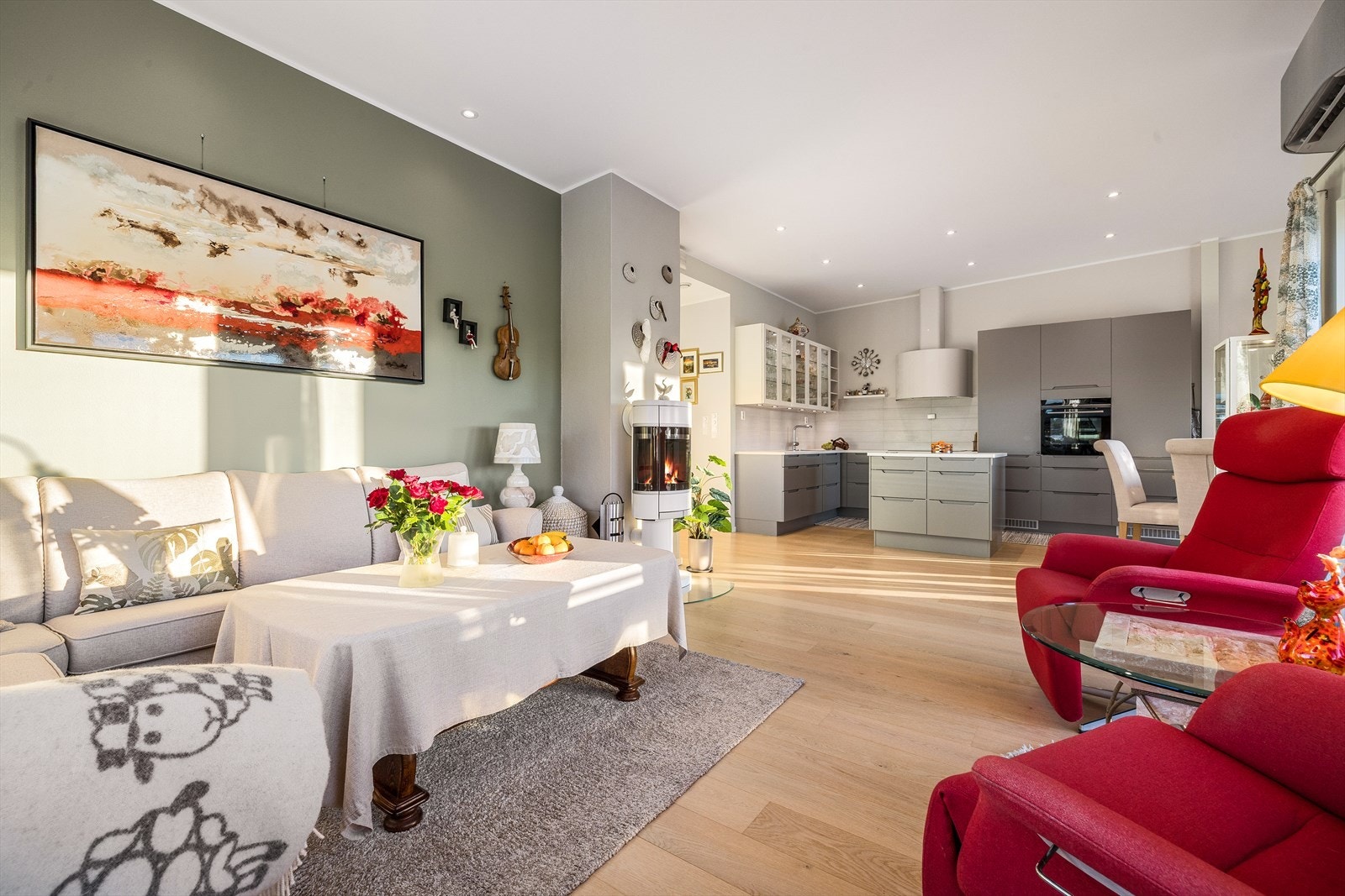 Den åpne løsningen er perfekt for sosiale sammenkomster. Galleribilde