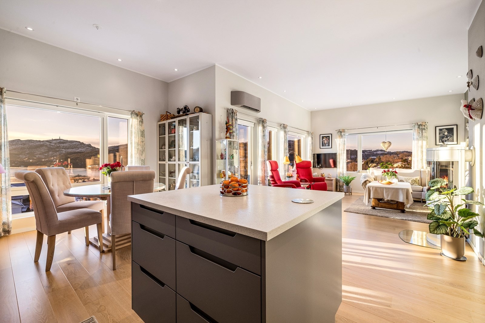 Den praktiske kjøkkenøyen kan benyttes til servering og gir ekstra benke- og oppbevaringsplass. Galleribilde