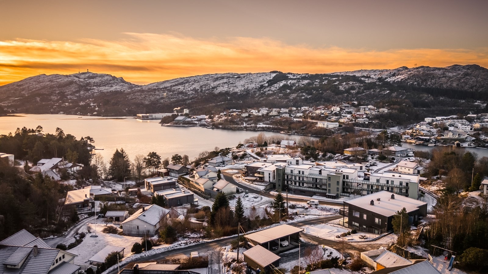 Området har sentral beliggenhet med flott utsikt, svært gode solforhold og kort vei til butikker, kollektivtransport og øvrige servicetilbud. Galleribilde