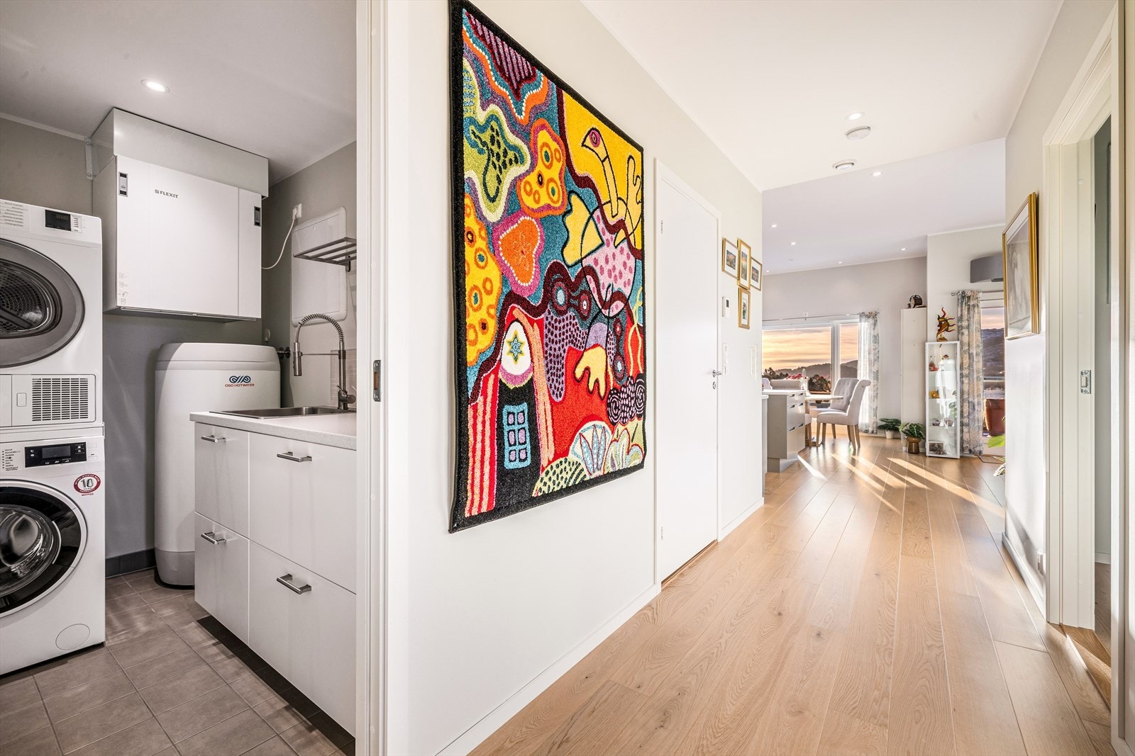 Leiligheten har også et eget, innredet vaskerom. Galleribilde