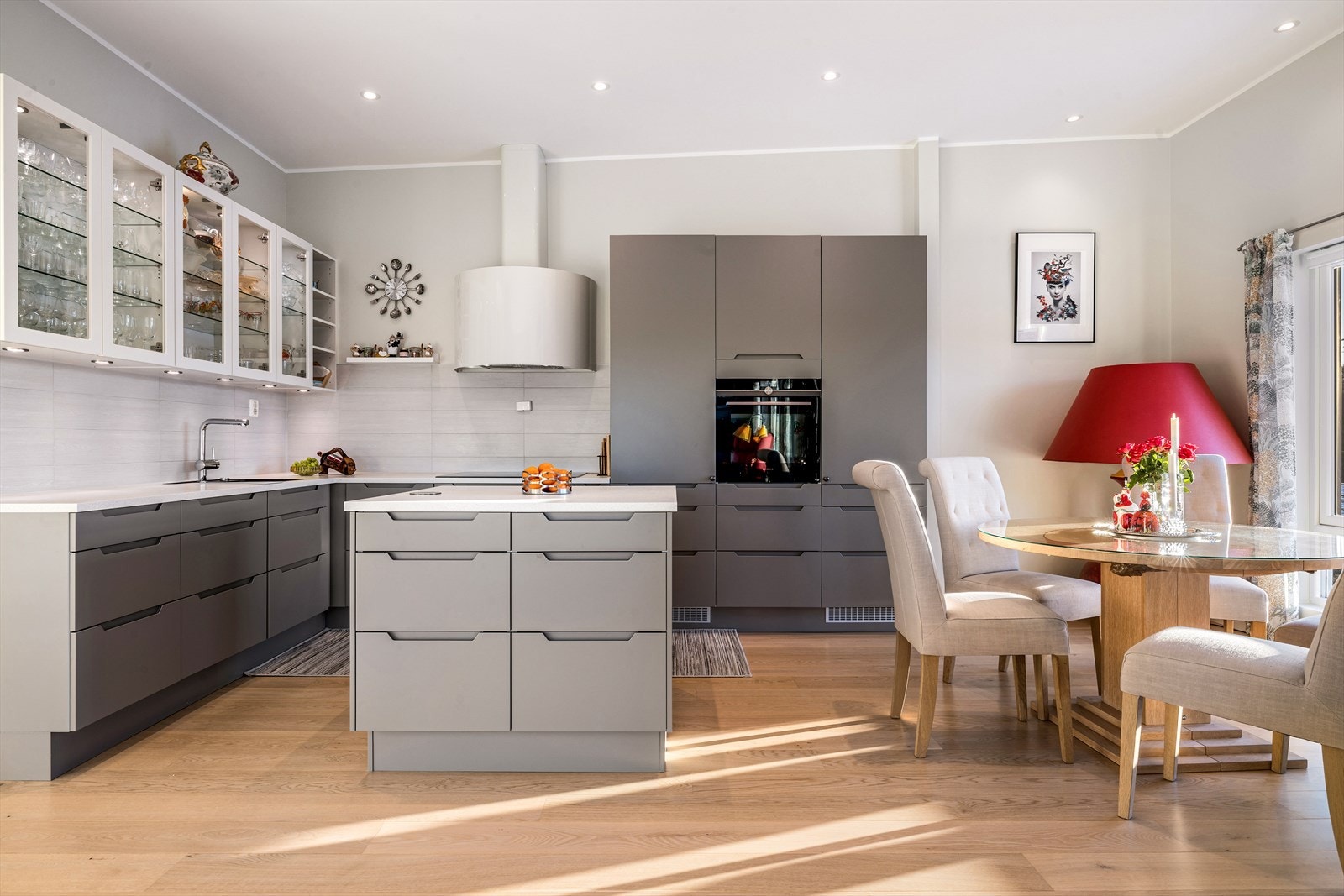 Det er integrerte hvitevarer fra Siemens Studio Line. Galleribilde