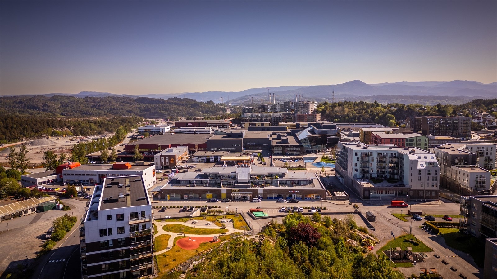 I umiddelbar nærhet ligger Straume Næringspark med et bredt utvalg av butikker og servicetilbud. Galleribilde