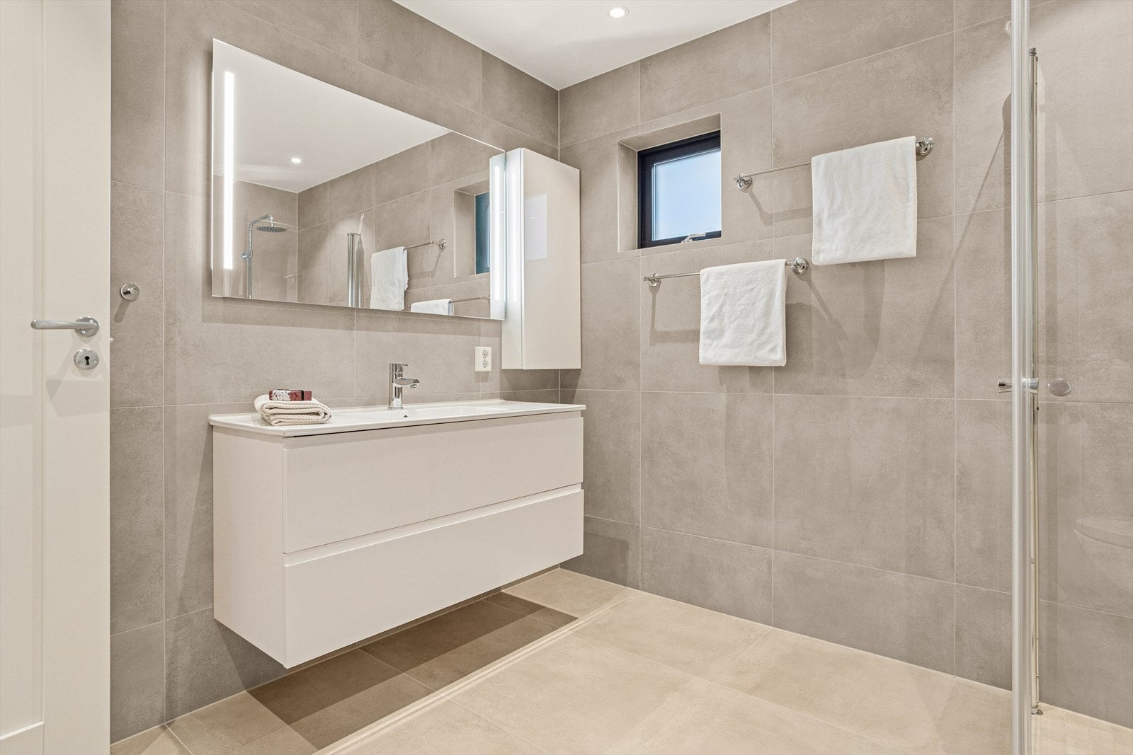 Varmekabler i gulv og spotter i tak Galleribilde