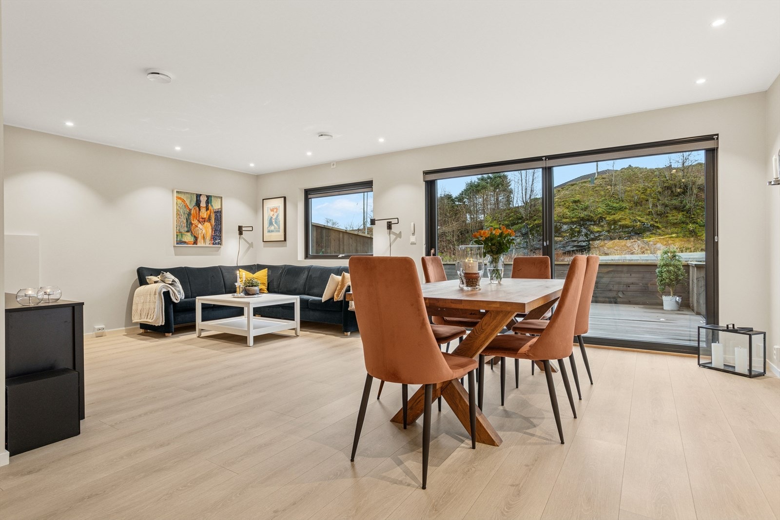 Lys og trivelig stue med store vindusflater og plissegardiner Galleribilde