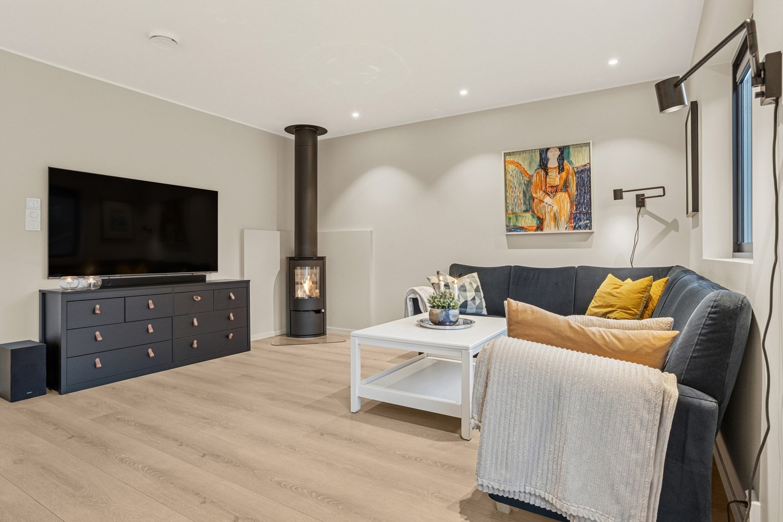 I stuen har man både peisovn og varmepumpe. I tillegg har hele 1. etasje varmekabler i gulv Galleribilde