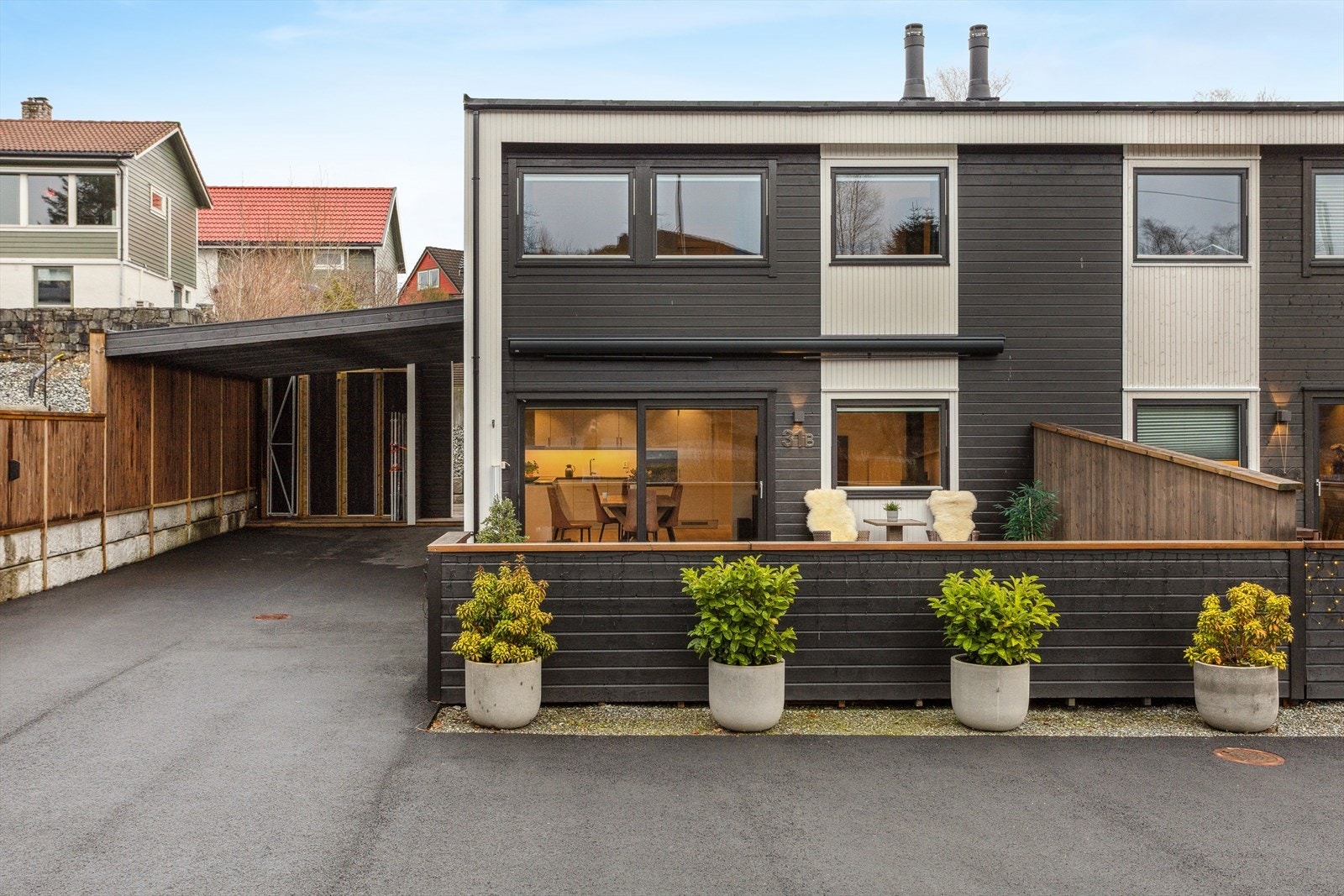 Stor carport og elbillader Galleribilde