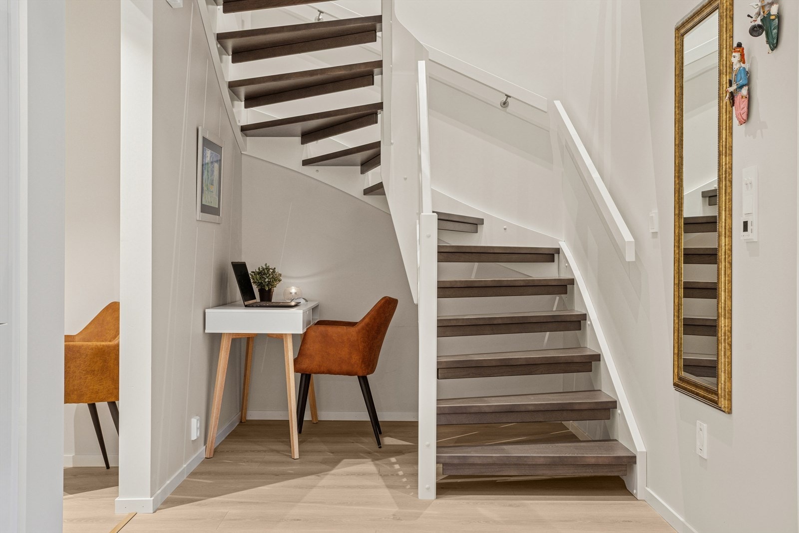 Praktisk kontorkrok ved trapp til 2. etg. Galleribilde