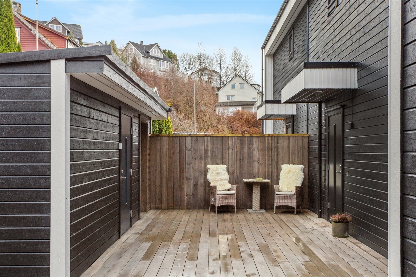 Frittstående utebod på 11 m² og terrasse på ca. 50 m² ved inngangspartiet. Galleribilde