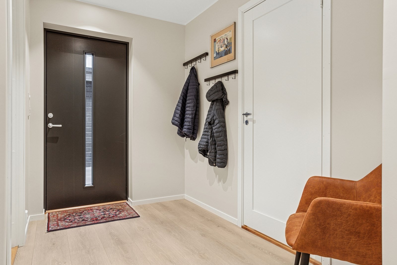 Lys og trivelig entré på 5 m² med god plass til å henge fra seg yttertøy. Varmekabler i gulv Galleribilde