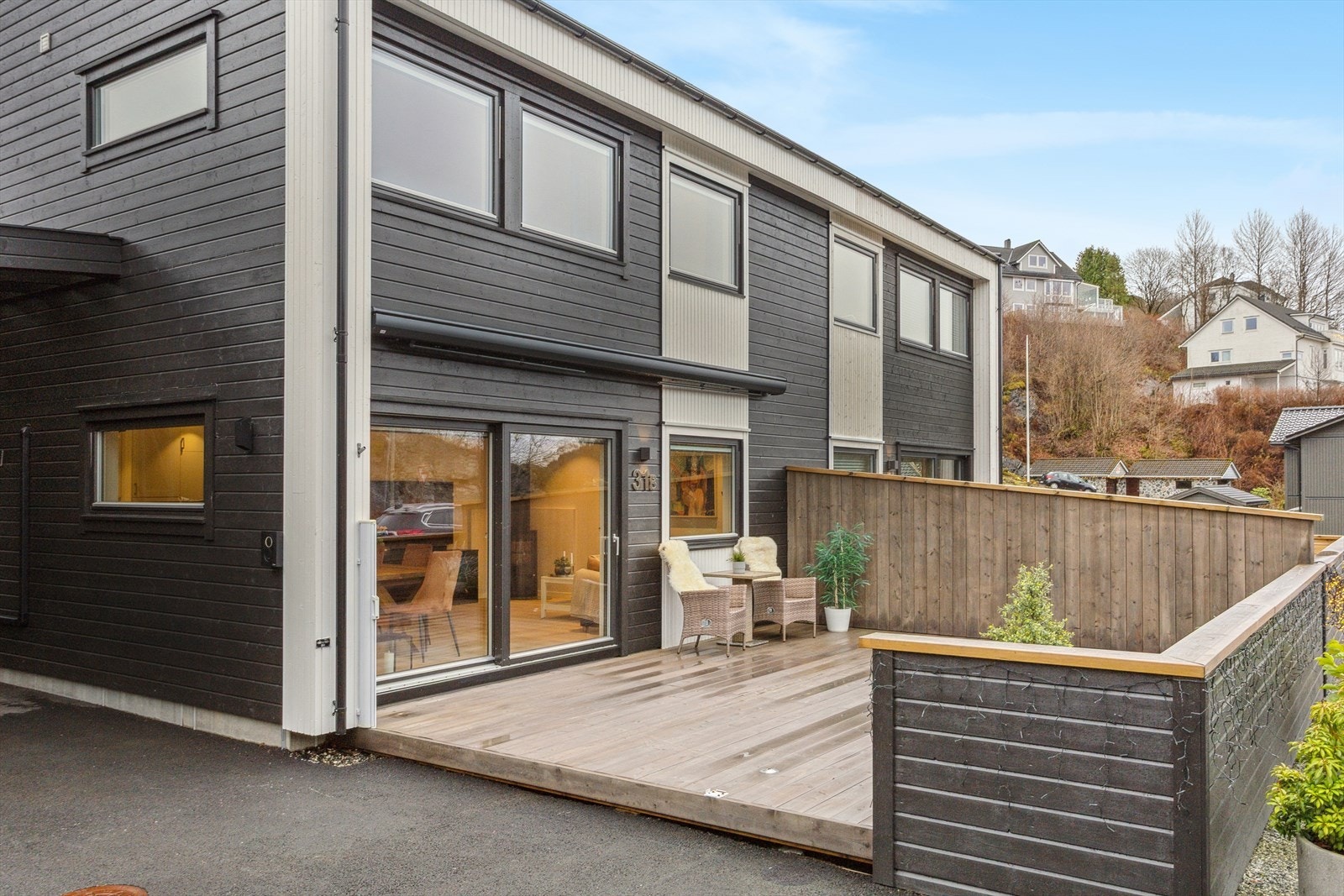 Solrik terrasse på 35 m² med utgang fra stue. Galleribilde